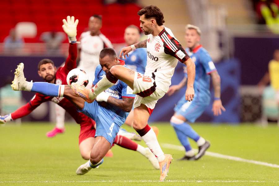 O chute de Arrascaeta que decidiu Cruz Azul 1x2 Flamengo O chute de Arrascaeta que decidiu Cruz Azul 1x2 Flamengo