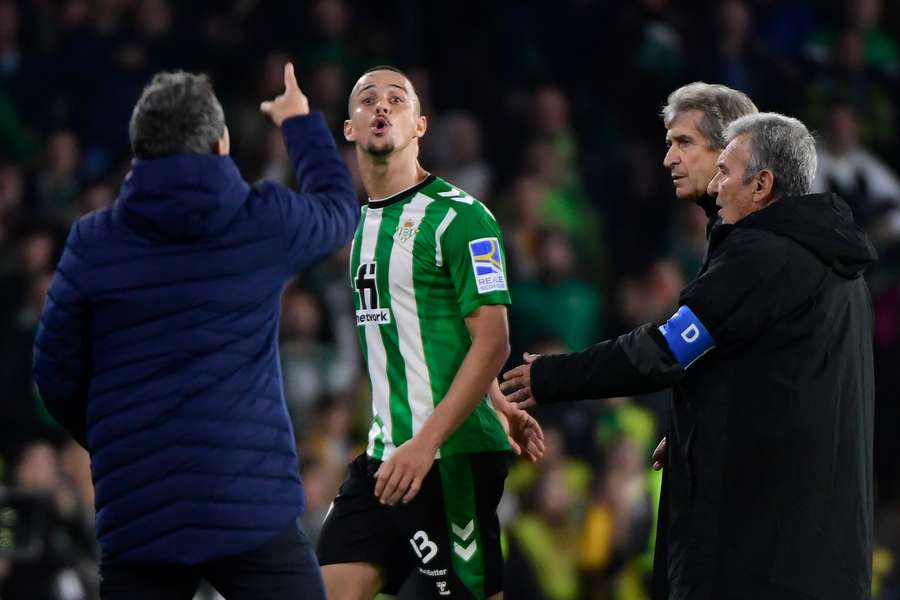 Luiz Felipe abandona o campo de jogo depois de ter sido expulso durante a temporada passada