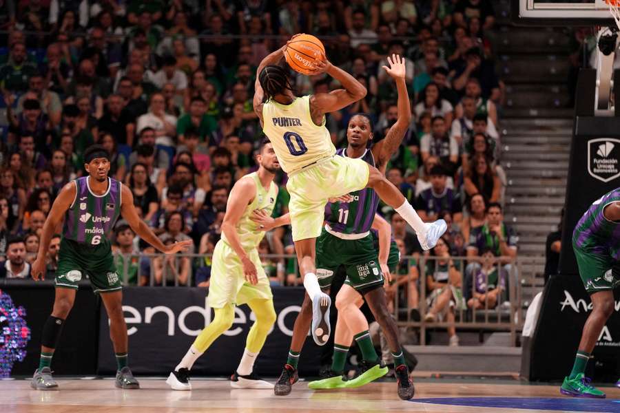 Kevin Punter lanza a canasta durante el Unicaja-Barça Kevin Punter lanza a canasta durante el Unicaja-Barça