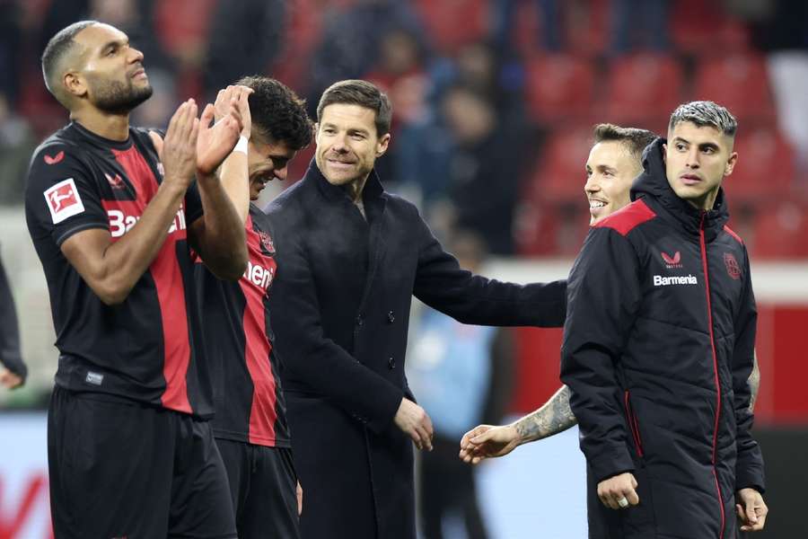 Xabi Alonoso (midden) heeft de boel goed op de rit in Leverkusen