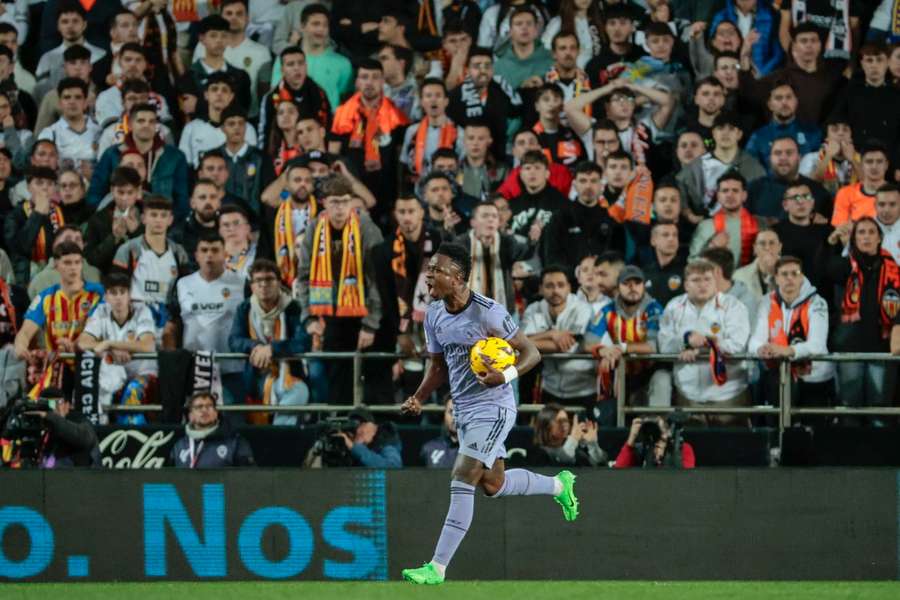 Vinicius celebra su primer gol en Mestalla