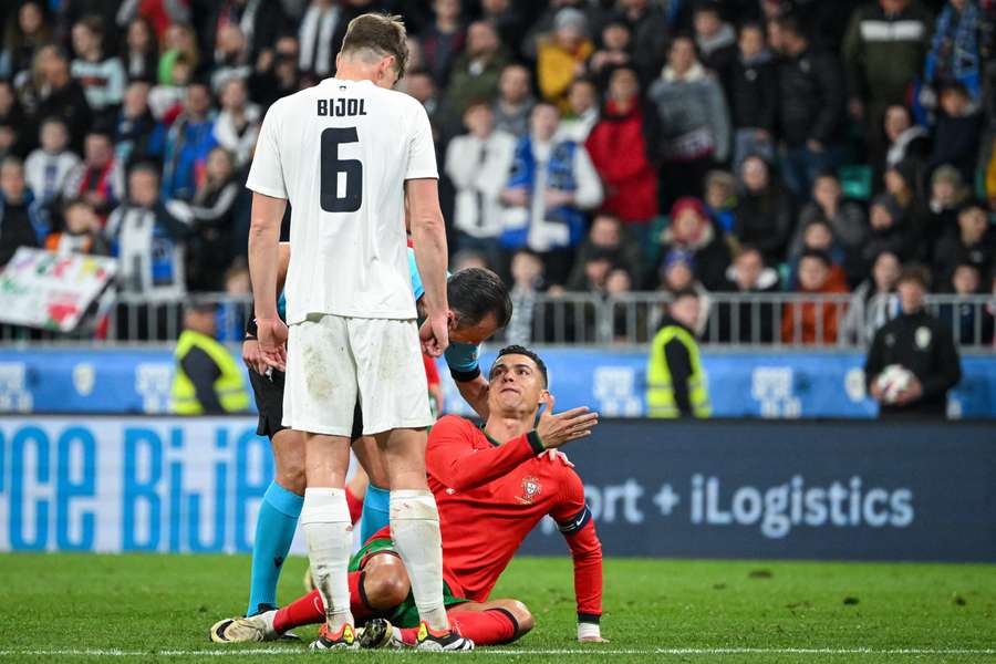 Ronaldo, enfadado en el césped.