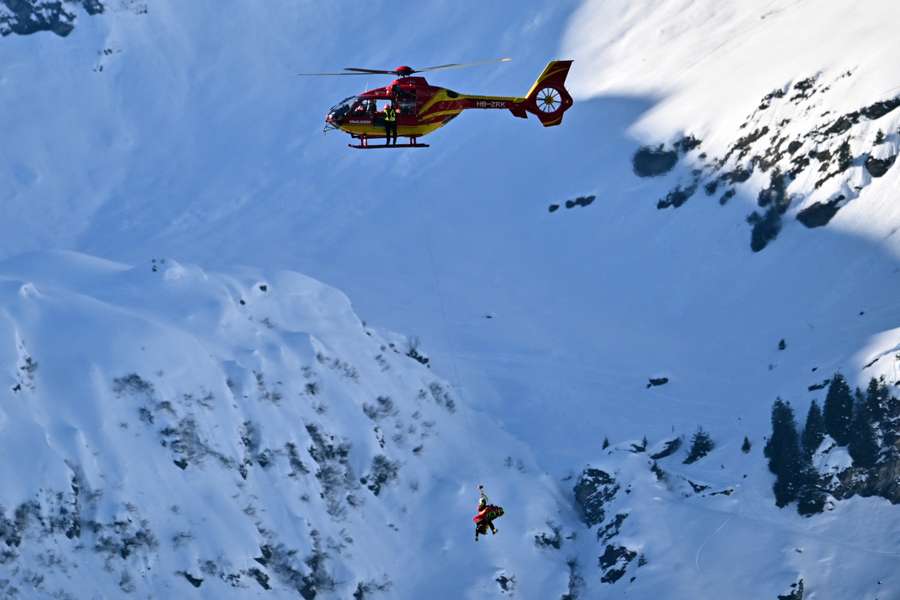 Pinturault moet door een traumahelikopter weggehaald worden