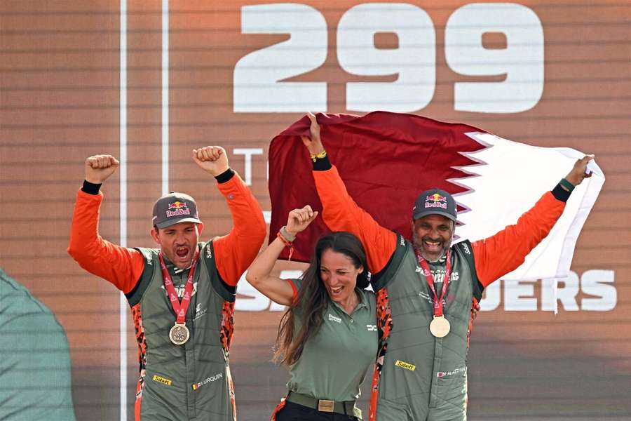 Nasser Al Attiyah celebra su victoria en coches en el Dakar