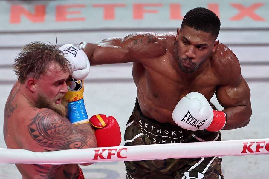 Anthony Joshua l-a învins pe Jake Paul