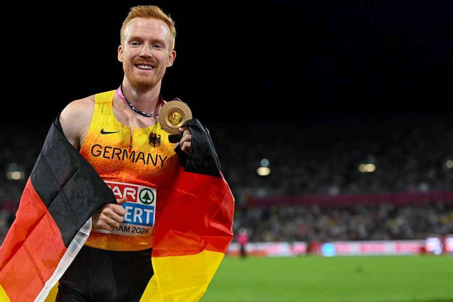 Frederik Ruppert feiert seine Goldmedaille in Birmingham.