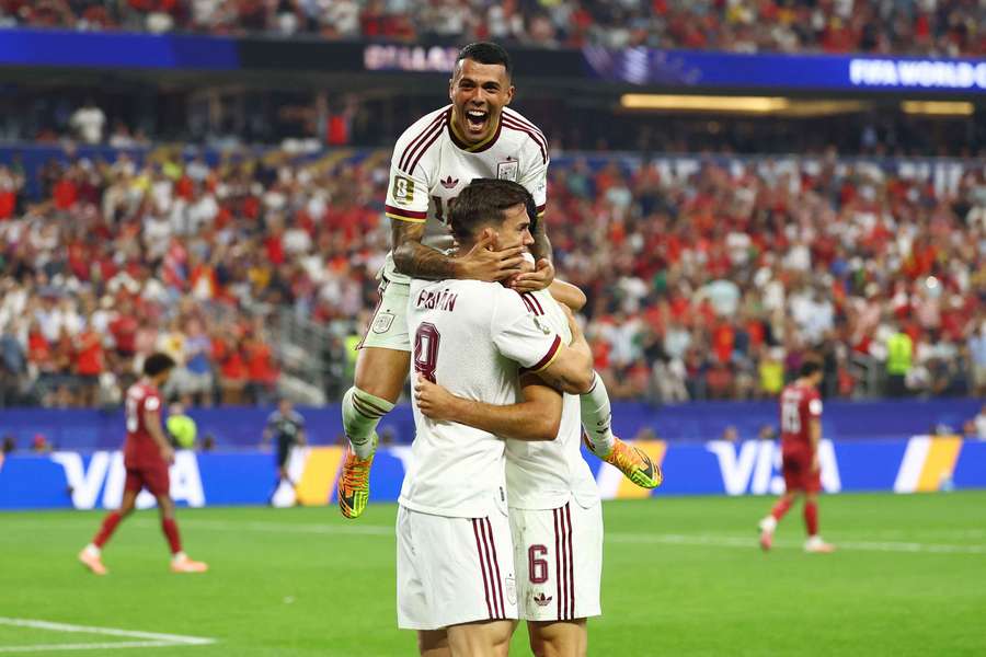 Hiszpania wyrwała awans do ćwierćfinału w ostatniej chwili. Mikel Merino bohaterem Hiszpania wyrwała awans do ćwierćfinału w ostatniej chwili. Mikel Merino bohaterem