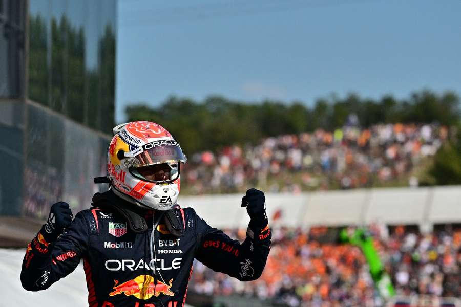 Max Verstappen comemora após vencer o Grande Prémio da Hungria