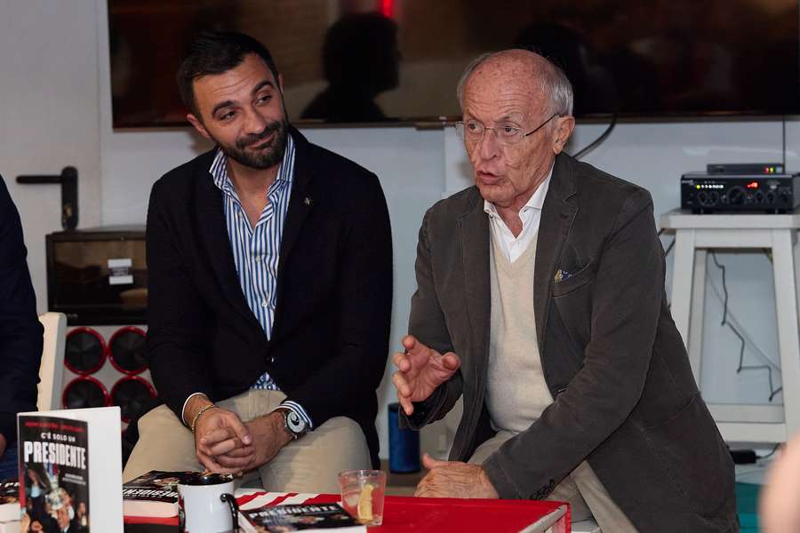 Carlo Pellegatti (D) habla en la presentación de su libro.