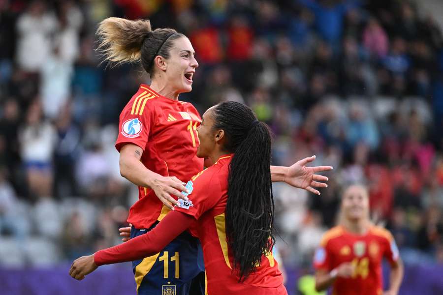 Alexia Putellas feiert ihr Tor zum 1:0.