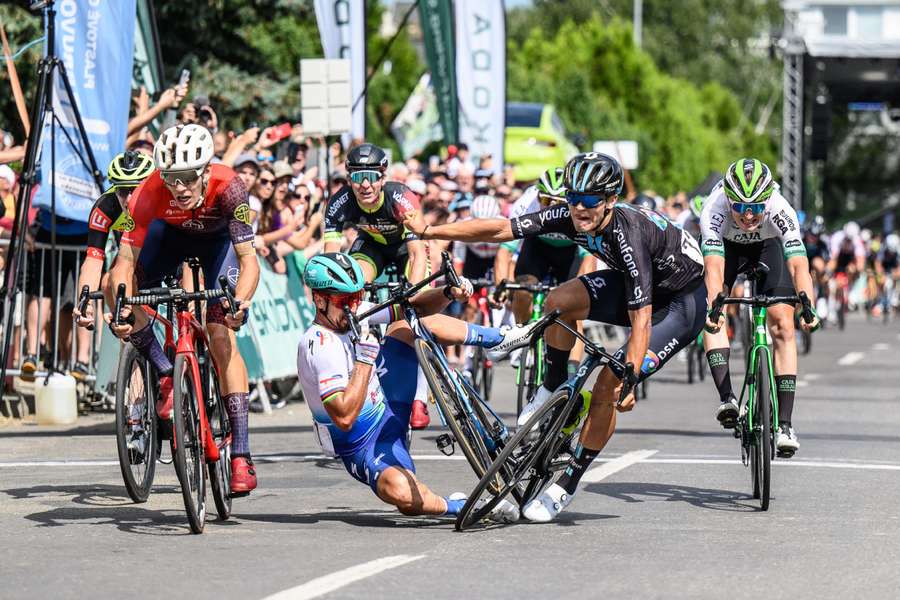 O momento incriminatório da queda de Sagan na chegada