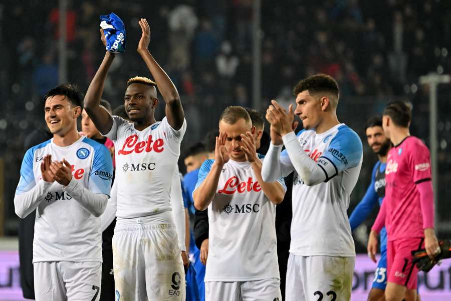 Napoli behaalt achtste zege op rij en loopt nog verder uit