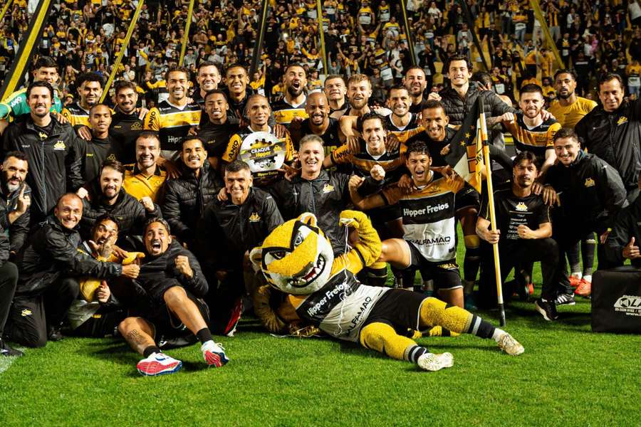 Jogadores do Criciúma celebram vitória no Heriberto Hülse 