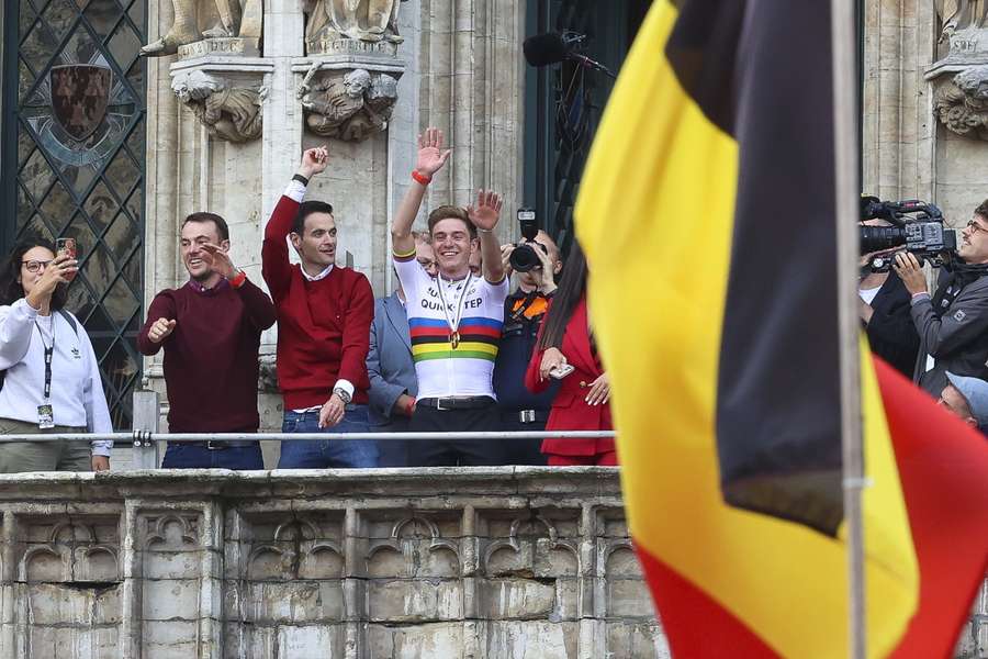 Evenepoel viert zijn overwinning in oktober