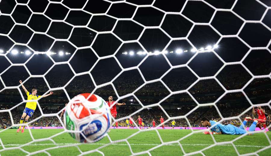 Bola estufa a rede no 2º gol da Suécia, na goleada por 5 x 1 contra a Tunísia Bola estufa a rede no 2º gol da Suécia, na goleada por 5 x 1 contra a Tunísia