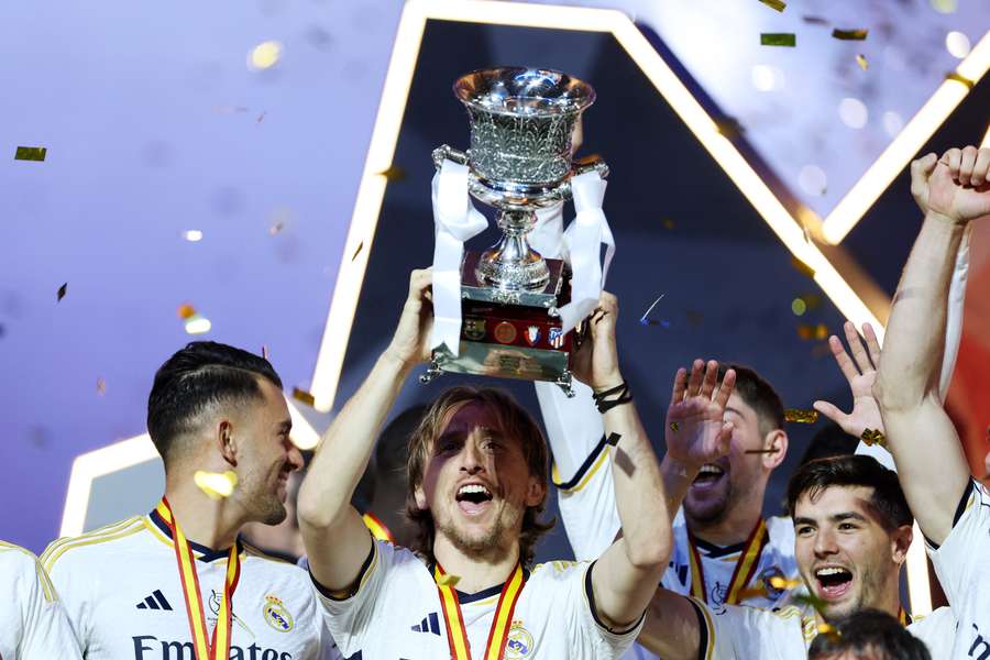 Real Madrid levanta taça da Supercopa da Espanha