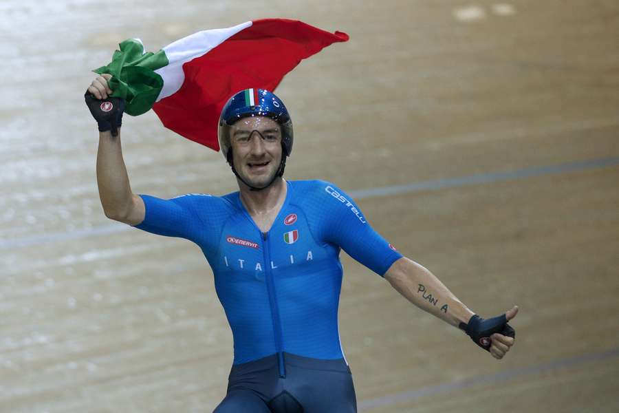 Elia Viviani viert hier een overwinning op de baan, in 2022