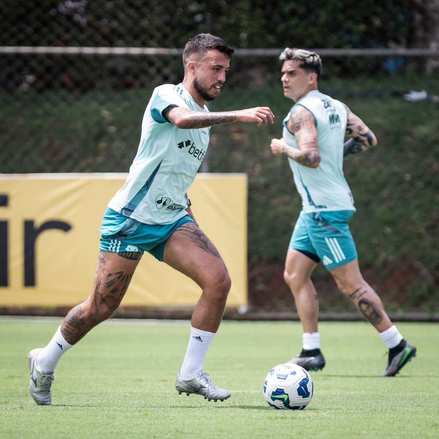 Matheus Henrique e Fagner estão treinando com bola Matheus Henrique e Fagner estão treinando com bola