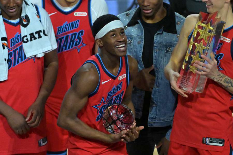 VJ Edgecombe celebra el premio MVP del Rising Stars