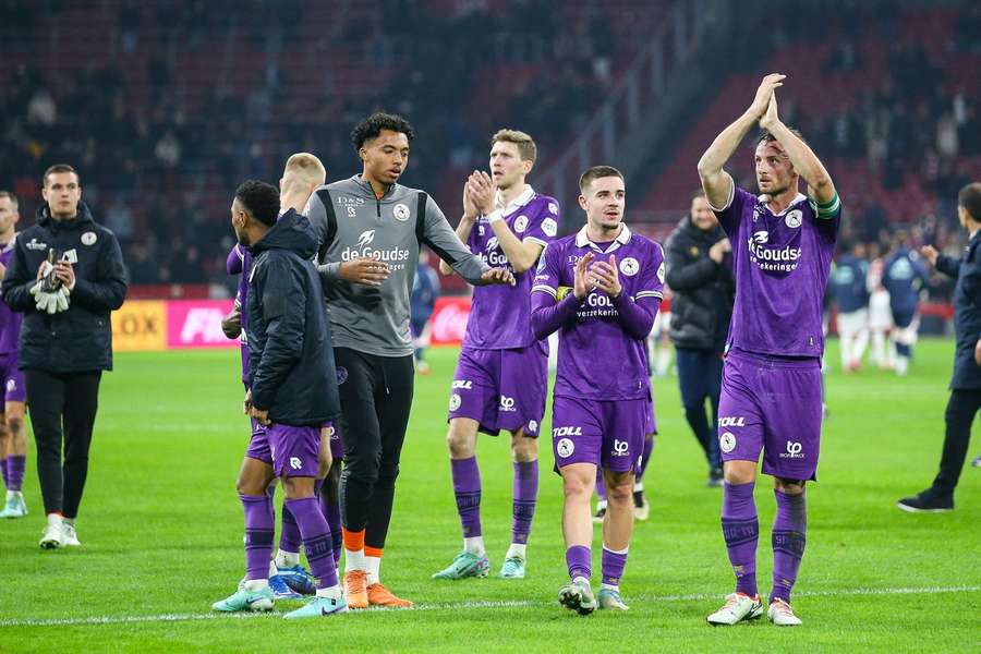 De spelers bedanken het publiek na de verloren uitwedstrijd in de Johan Cruijff ArenA