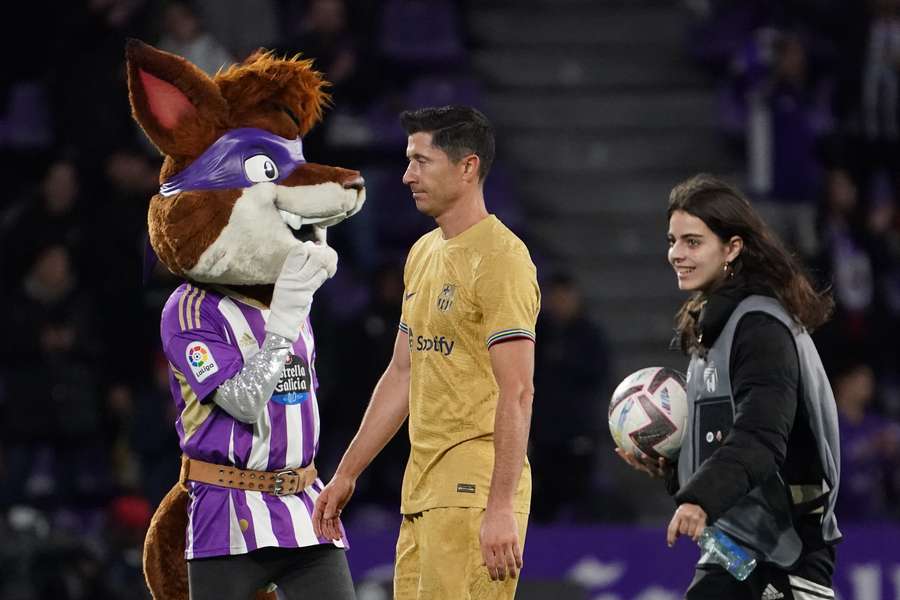 Een teleurgestelde Robert Lewandowski en een blije mascotte