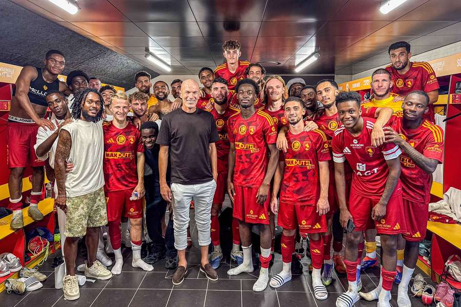 Zinédine Zidane avec les joueurs du Rodez Aveyron Football samedi.
