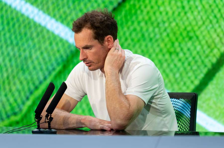 Andy Murray wyglądał na przygnębionego po odpadnięciu z drugiej rundy Wimbledonu