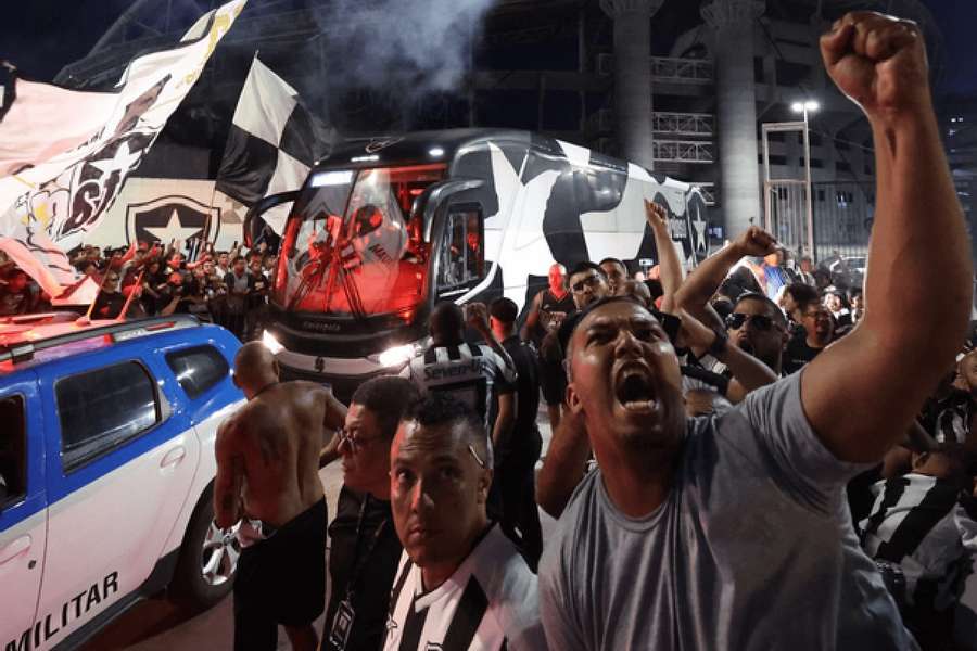 Botafogo enfrenta o Palmeiras, pelo Brasileirão, e depois terá pela frente a final da Libertadores contra o Galo 