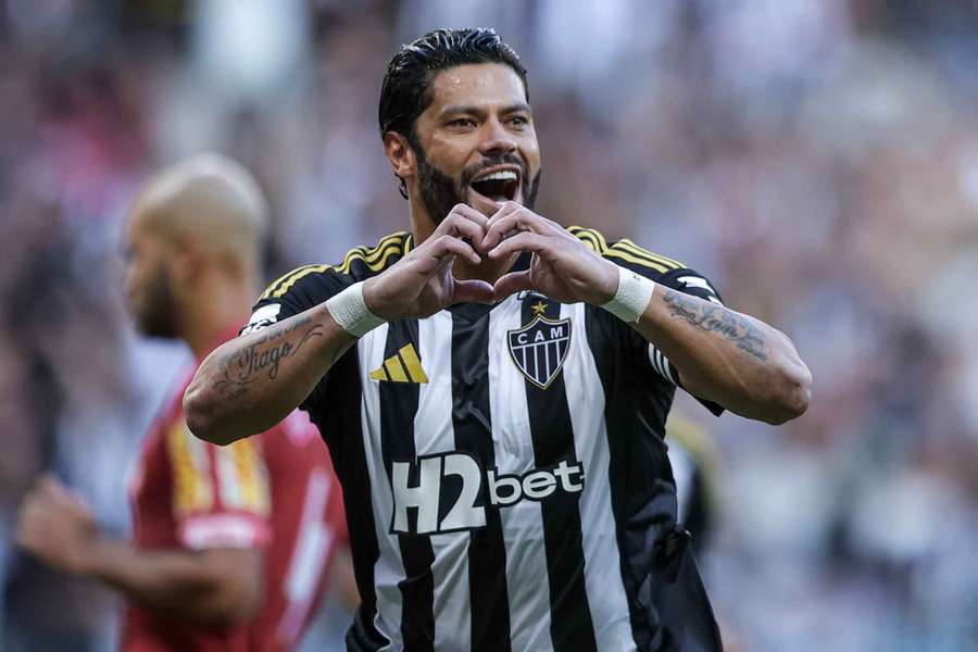 Hulk fez 2 gols e colocou com um pé na final do Mineiro