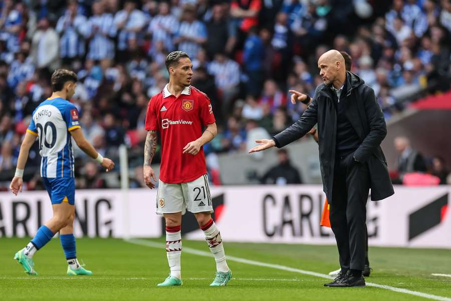 Erik ten Hag en Antony tijdens de halve finale van de FA Cup