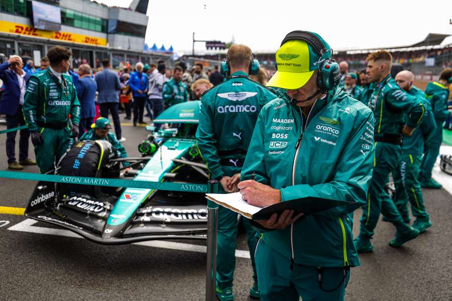 Newey, tomando notas Newey, tomando notas