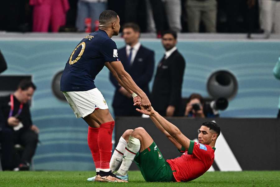 Capitanes y hermanos: Kylian Mbappé ayuda a Achraf Hakimi a levantarse tras la derrota de Marruecos ante Francia en Qatar Capitanes y hermanos: Kylian Mbappé ayuda a Achraf Hakimi a levantarse tras la derrota de Marruecos ante Francia en Qatar