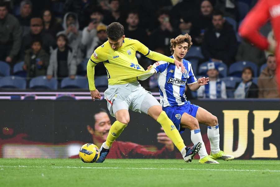 Yellu Santiago ao serviço do Arouca perante Rodrigo Mora (FC Porto) Yellu Santiago ao serviço do Arouca perante Rodrigo Mora (FC Porto)