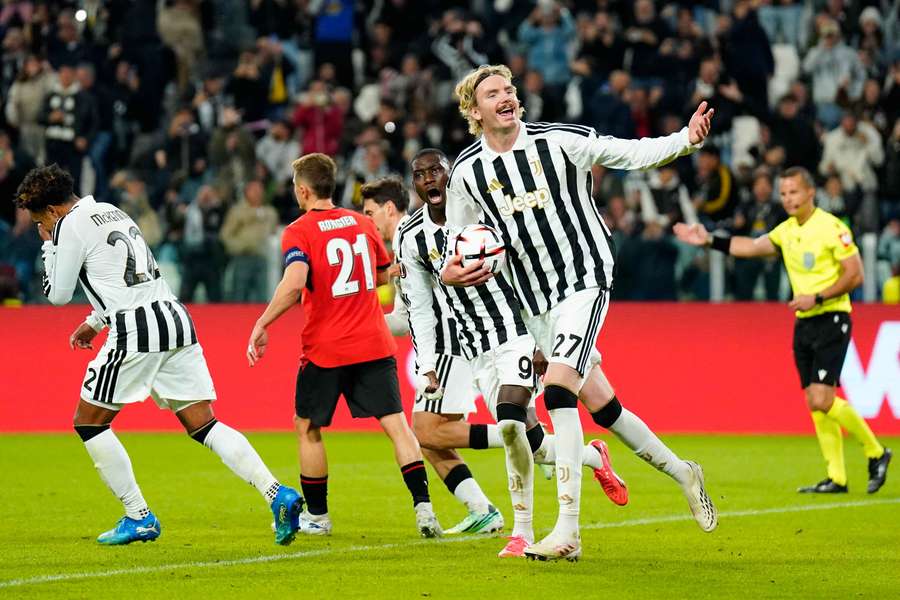 Nick Woltemade cieszy się z gola dla Juventusu.