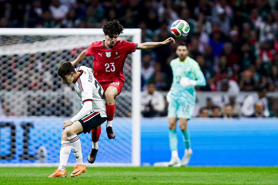 Vitinha em ação contra o México
