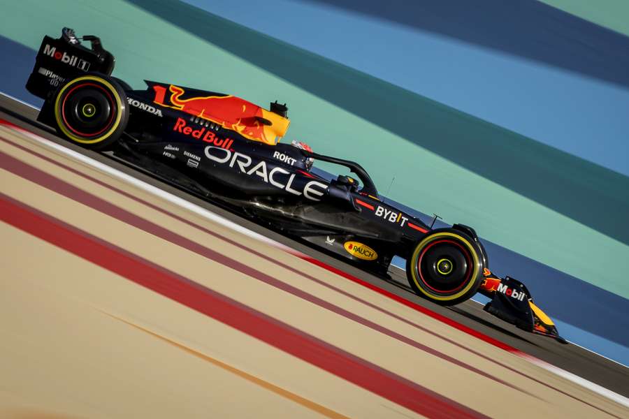 Verstappen in zijn Red Bull tijdens de tweede testdag op het Bahrain International Circuit