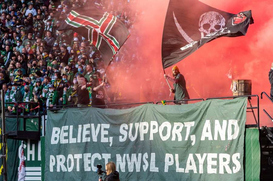 Supporters van de Portland Timbers uiten steun voor vrouwelijke speelsters. Paul Riley was ook coach bij de Portland Thorns