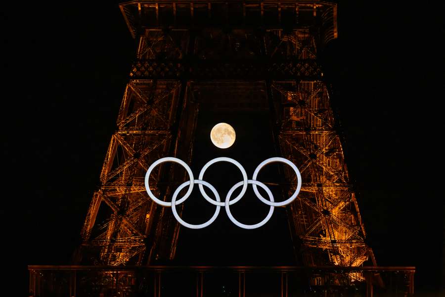 La luna, el símbolo de los Juegos Olímpicos y la Torre Eiffel.