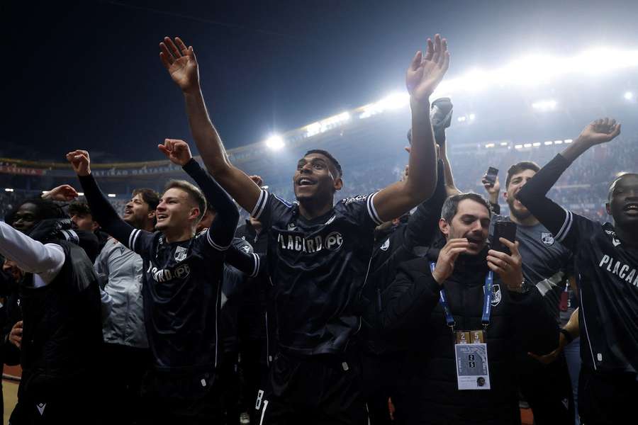 Os festejos de Gustavo Silva com os adeptos do Vitória SC