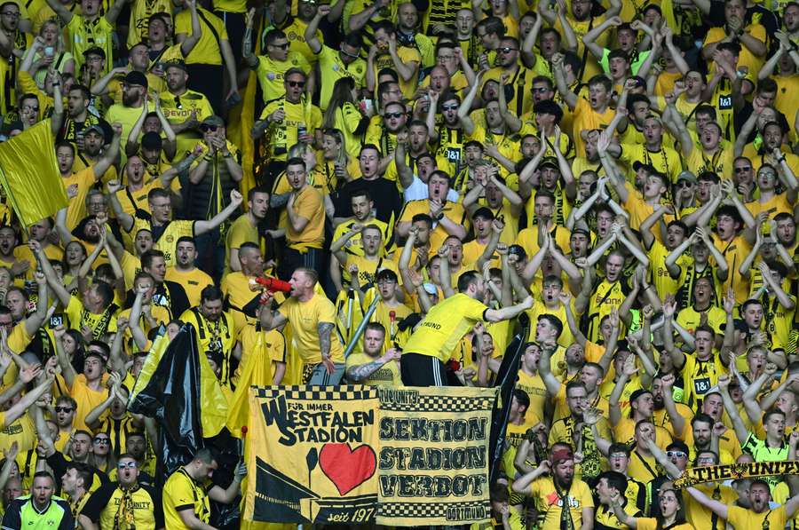 Die feierenden Dortmund-Fans beim 3:0-Sieg in Augsburg