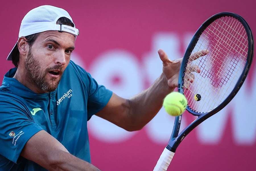 João Sousa, 276.º do ranking, levou a melhor sobre o 124.º classificado, Benoit Paire