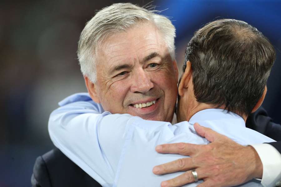 Carlo Ancelotti abraza a Rudi García.