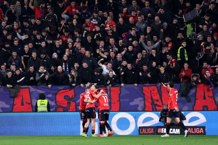 Los jugadores de Osasuna celebran el gol de Budimir