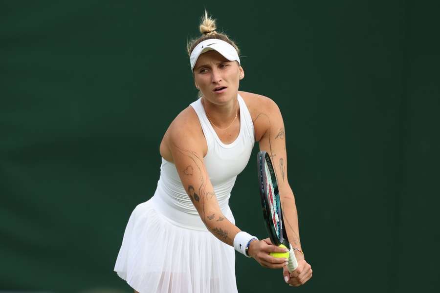 Markéta Vondroušová si ve Wimbledonu poradila s Veronikou Kuděrmetovovou.