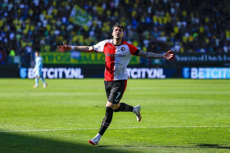 Dublet Modera utrzymuje Feyenoord w grze o wicemistrzostwo Holandii