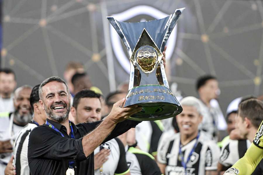 Artur Jorge, con el trofeo del Brasileirão