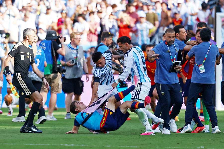19 lipca 2026 r. Hiszpan Gavi wdał się w starcie z Argentyńczykiem Leandro Paredesem po meczu finałowym mundialu. 19 lipca 2026 r. Hiszpan Gavi wdał się w starcie z Argentyńczykiem Leandro Paredesem po meczu finałowym mundialu.