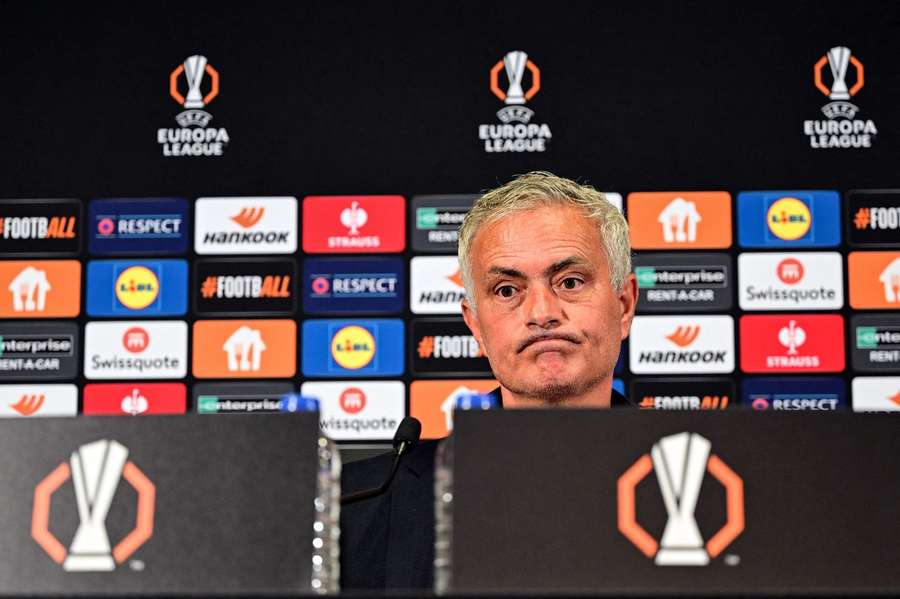 Mourinho został ukarany czerwoną kartką po energicznym narzekaniu.