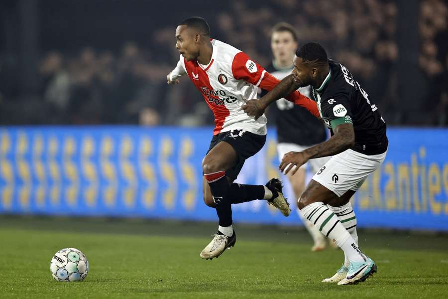 Igor Paixao in duel met Leandro Bacuna