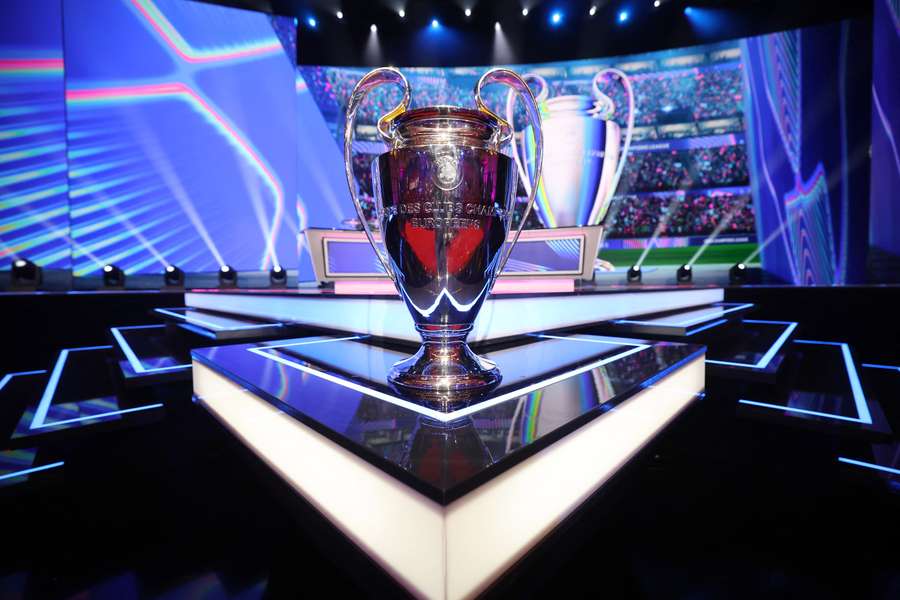 Le trophée de la Ligue des champions à Monaco. Le trophée de la Ligue des champions à Monaco.